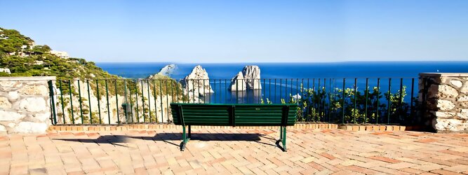Trip Großbritannien Feriendestination - Capri ist eine blühende Insel mit weißen Gebäuden, die einen schönen Kontrast zum tiefen Blau des Meeres bilden. Die durchschnittlichen Frühlings- und Herbsttemperaturen liegen bei etwa 14°-16°C, die besten Reisemonate sind April, Mai, Juni, September und Oktober. Auch in den Wintermonaten sorgt das milde Klima für Wohlbefinden und eine üppige Vegetation. Die beliebtesten Orte für Capri Ferien, locken mit besten Angebote für Hotels und Ferienunterkünfte mit Werbeaktionen, Rabatten, Sonderangebote für Capri Urlaub buchen.