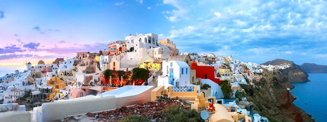 Trip Großbritannien Feriendestination Griechenland - Wer kennt sie nicht, die märchenhaften Bilderbuchfotos von Santorin? Strahlend weiße Häuser mit leuchtend blauen Kuppeln, schmiegen sich an die Hänge der zerklüfteten Steilküste. Für die meisten der Inbegriff von Griechenland, jedoch Griechenland ist mehr – viel mehr! Die beliebtesten Orte für Ferien in Griechenland, locken mit besten Angebote für Hotels und Ferienunterkünfte mit Werbeaktionen, Rabatten, Sonderangebote für Griechenland Urlaub buchen.