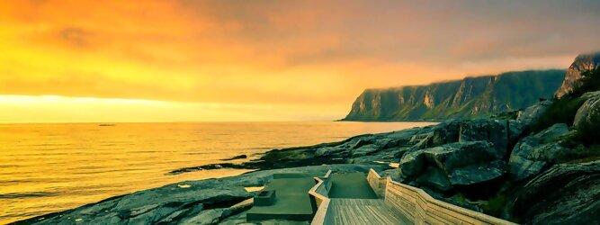 Trip Großbritannien Feriendestination Norwegen – Schwindelfrei auf Preikestolen – die spektakuläre Felskanzel erhebt sich als steile Plateauklippe über dem Lysefjord. Die Aussicht über den Fjord ist atemberaubend, schwindelfrei sein ist Voraussetzung. Es lohnt sich auf jeden Fall, schon mitten in der Nacht aufzustehen, um den magischen Moment des überwältigend schönen Sonnenaufgangs mitzuerleben, grandios wie sich die ersten Sonnenstrahlen in den steilen Felswänden verfangen und die Bergmauern zum Leuchten bringen. Dieser Augenblick inspiriert zur Demut und Dankbarkeit. Die beliebtesten Orte für Ferien in Norwegen, locken mit besten Angebote für Hotels und Ferienunterkünfte mit Werbeaktionen, Rabatten, Sonderangebote für Norwegen Urlaub buchen.